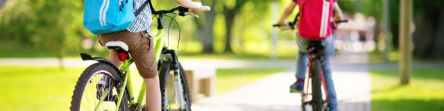 2 enfants faisant du vélo