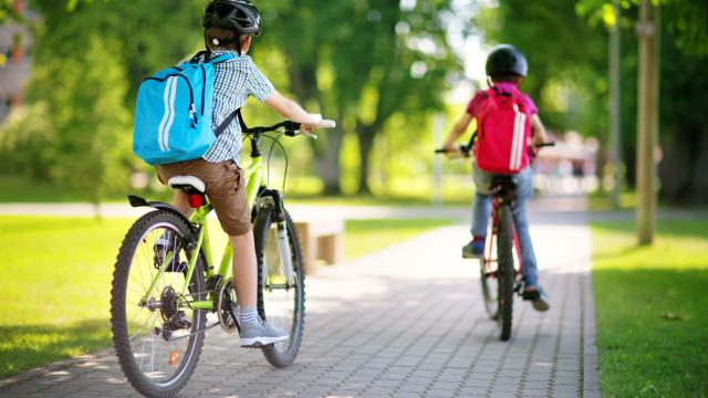 2 enfants faisant du vélo