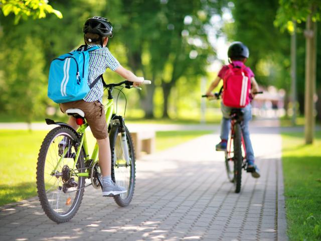 2 enfants faisant du vélo